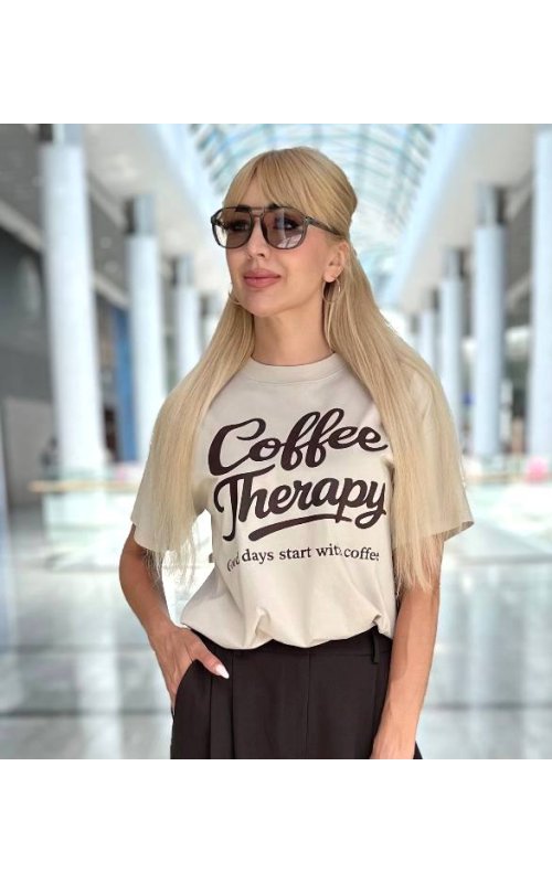 Футболка кольору мокко з написом Coffee Therapy Vicolo V RAB0172 Футболка кольору мокко з написом Coffee Therapy Vicolo V RAB0172